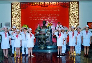 Học sinh thăm khu tưởng niệm Anh Nguyễn Văn Trỗi.