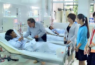 Nhà trường và Công đoàn thăm và tặng quà Tết cho 50 bệnh nhân đang chạy thận tại Khoa Thận nhân tạo Bệnh viện Đa khoa Đà Nẵng