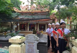 Thăm và dâng hương tại Nhà tưởng niệm Mẹ Nhu