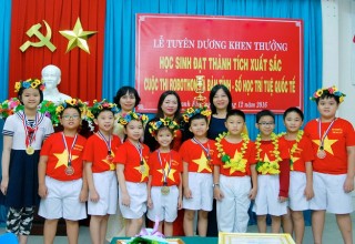 TRƯỜNG TỔ CHỨC MỪNG CÔNG HỌC SINH ĐOẠT GIẢI ROBOTHON VÀ UMAS QUỐC TẾ TRƯỜNG TỔ CHỨC MỪNG CÔNG HỌC SINH ĐOẠT GIẢI ROBOTHON VÀ UMAS QUỐC TẾ